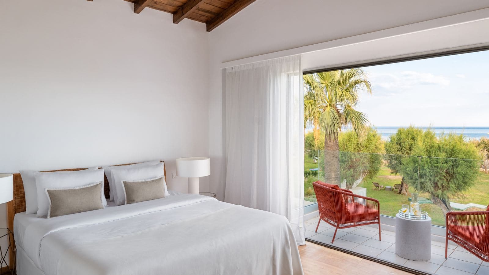 rooms-premier-family-guestroom-side-sea-view