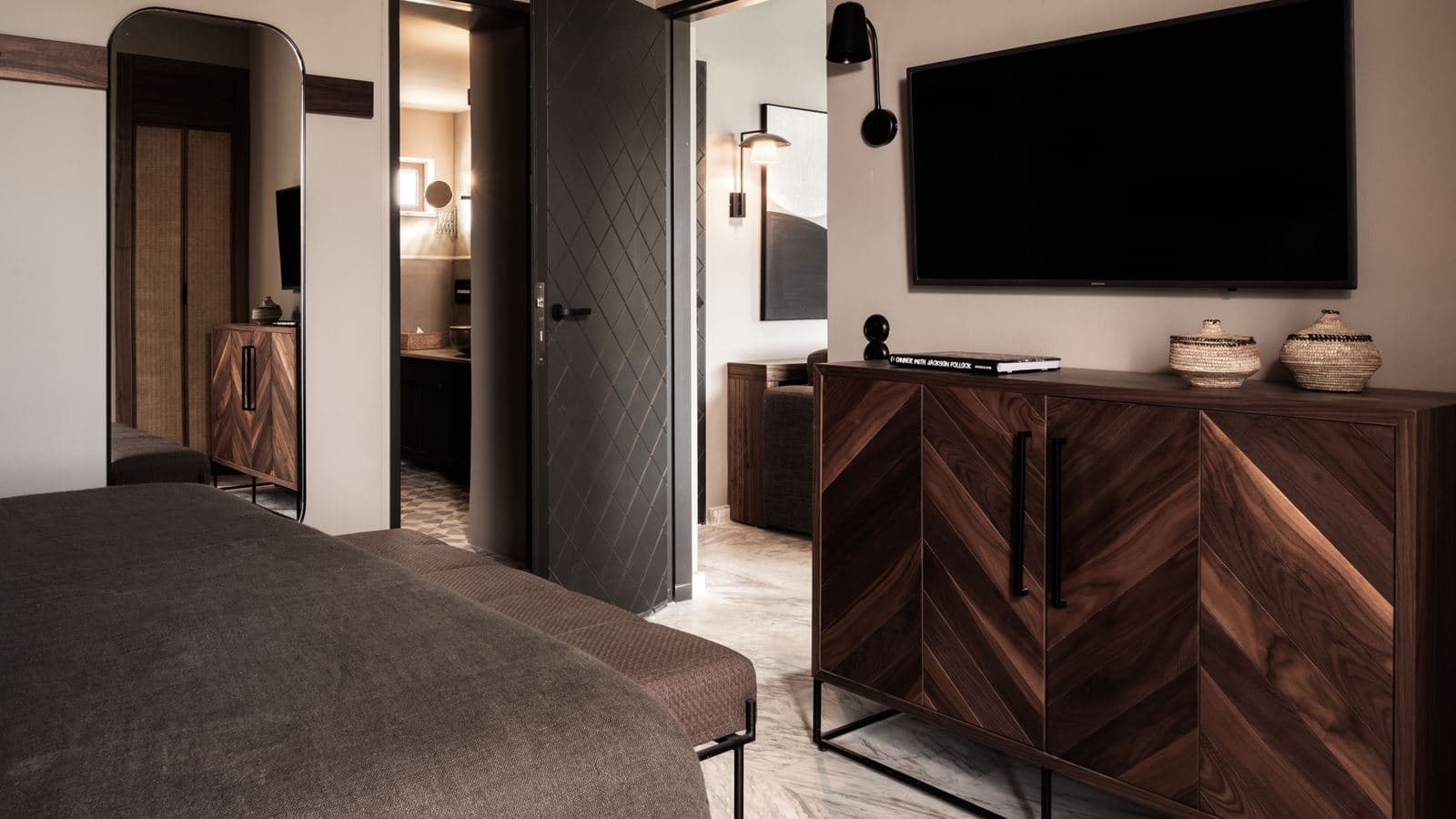 rooms-family-suite-gv-with-outdoor-jacuzzi