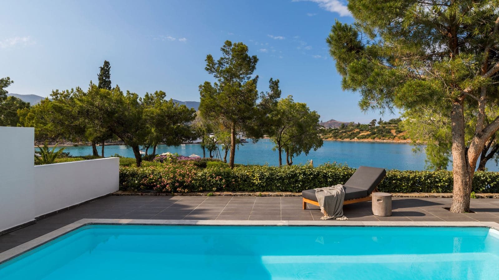 rooms-superior-bungalow-seafront-with-private-pool