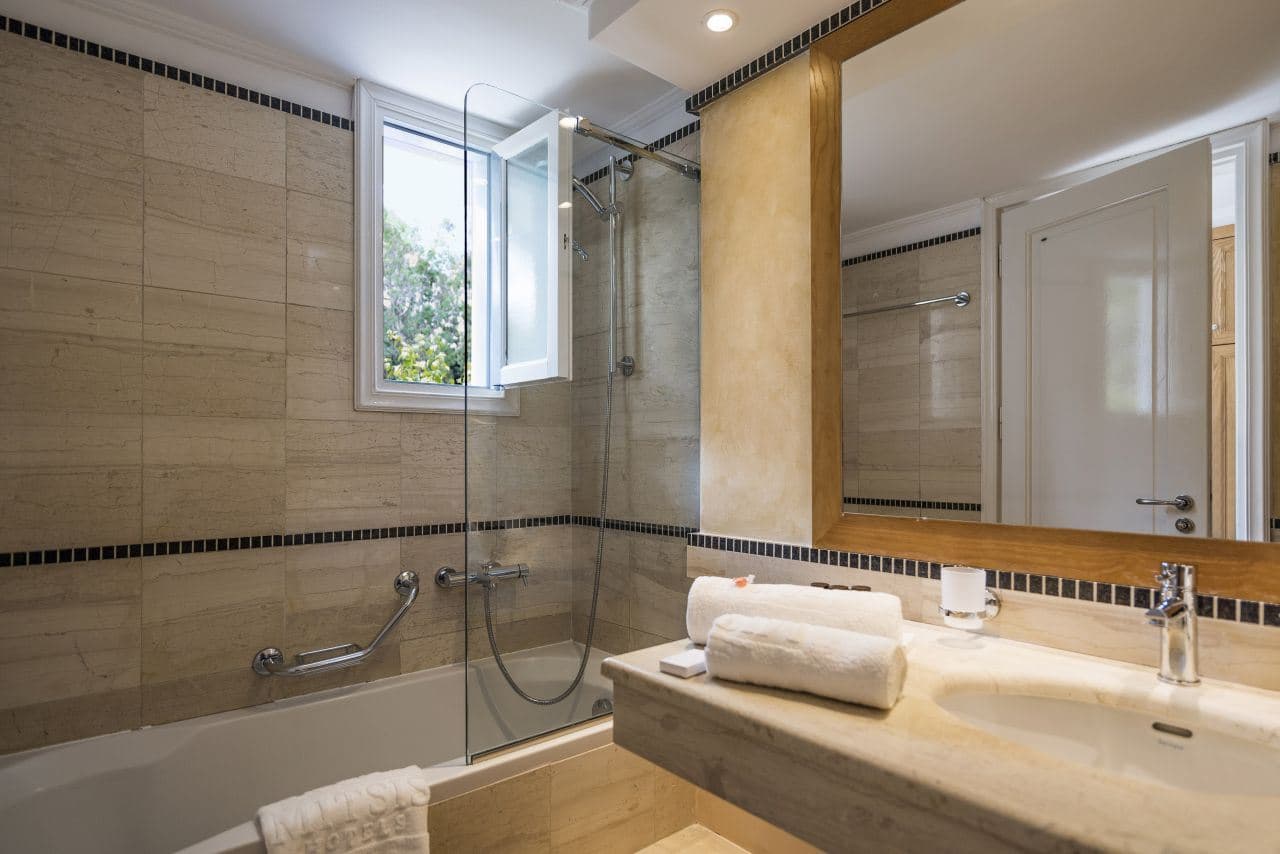 rooms-family-rooms-for-mobility-needs-land-view
