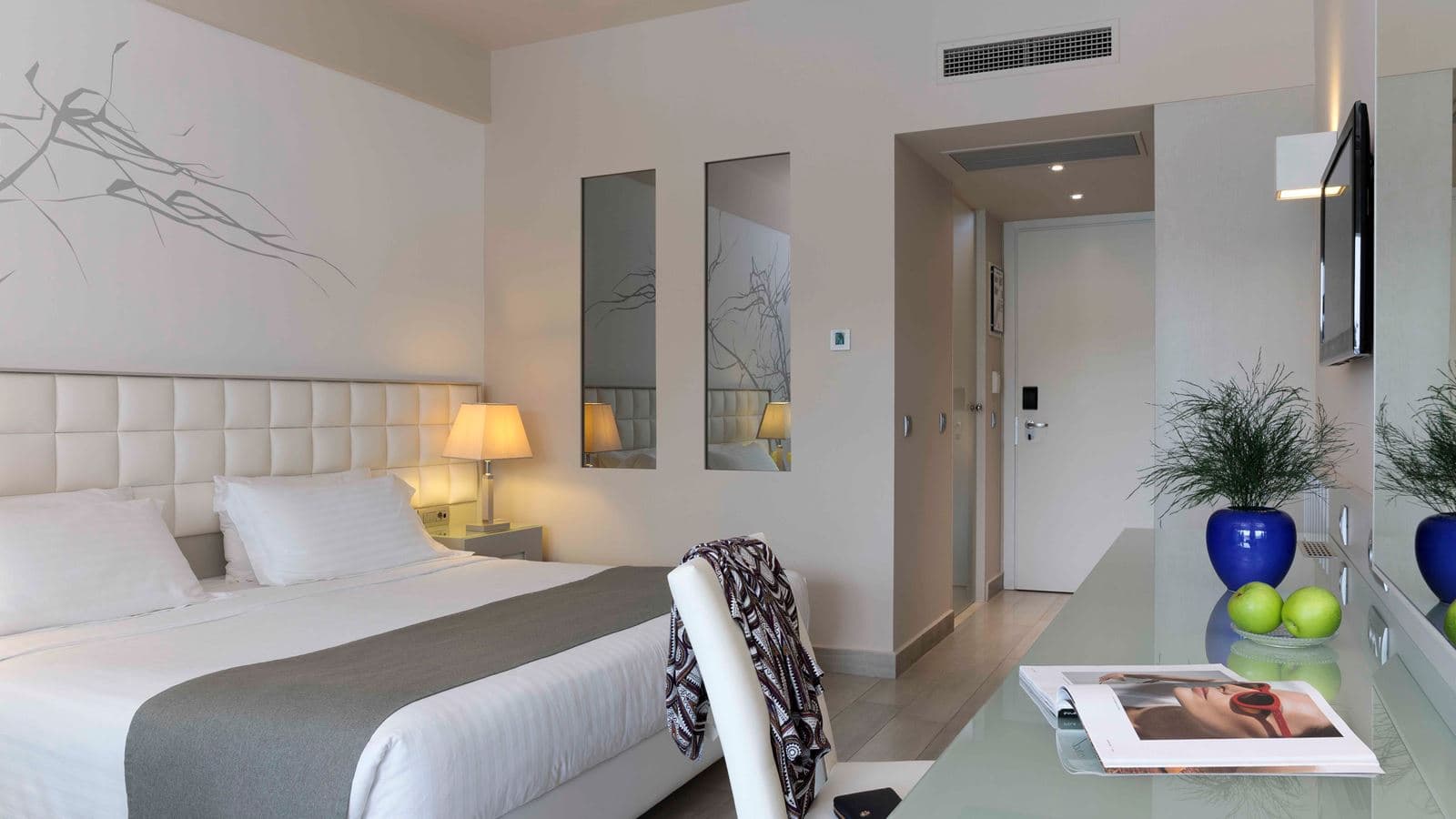 rooms-deluxe-room-side-sea-view-balcony