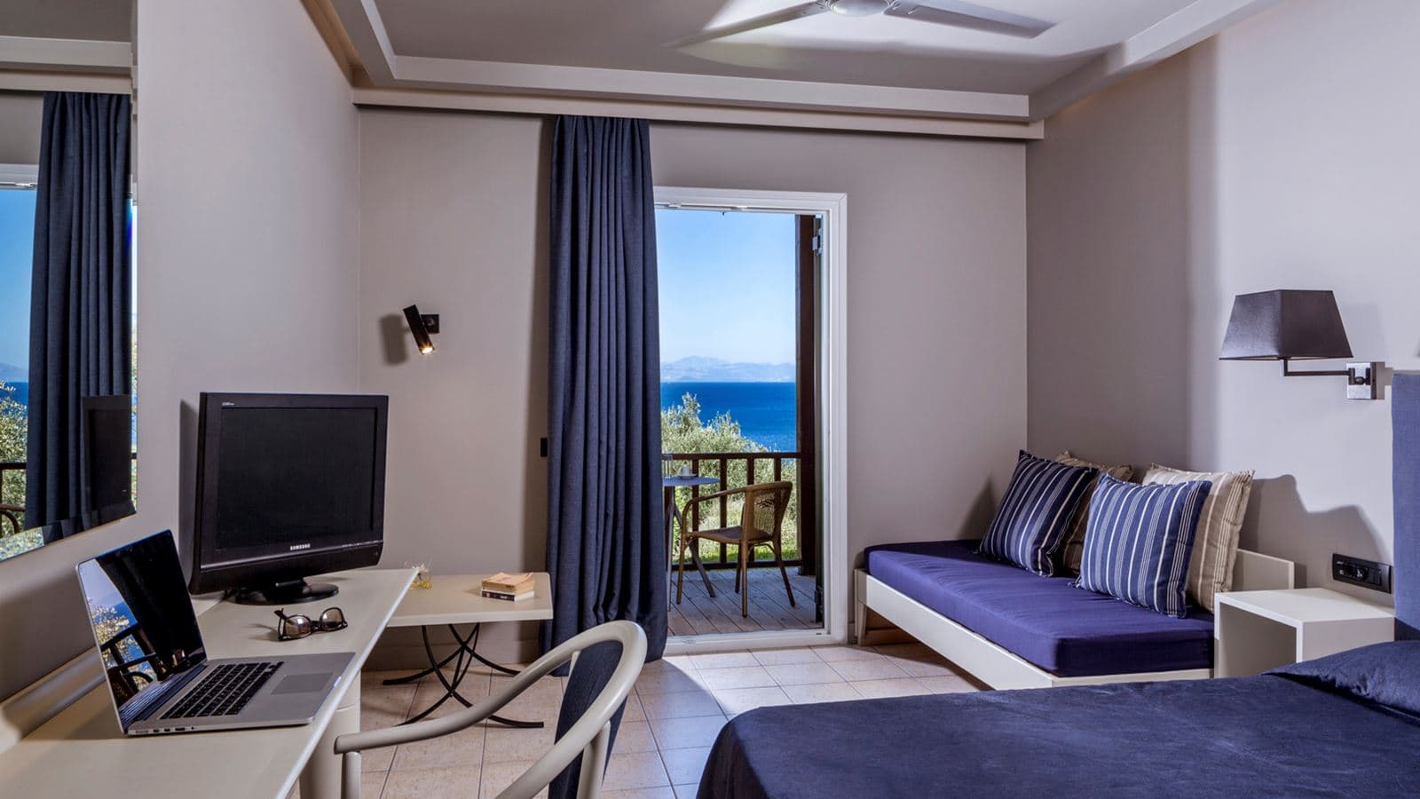 rooms-main-building-double-room-sea-view