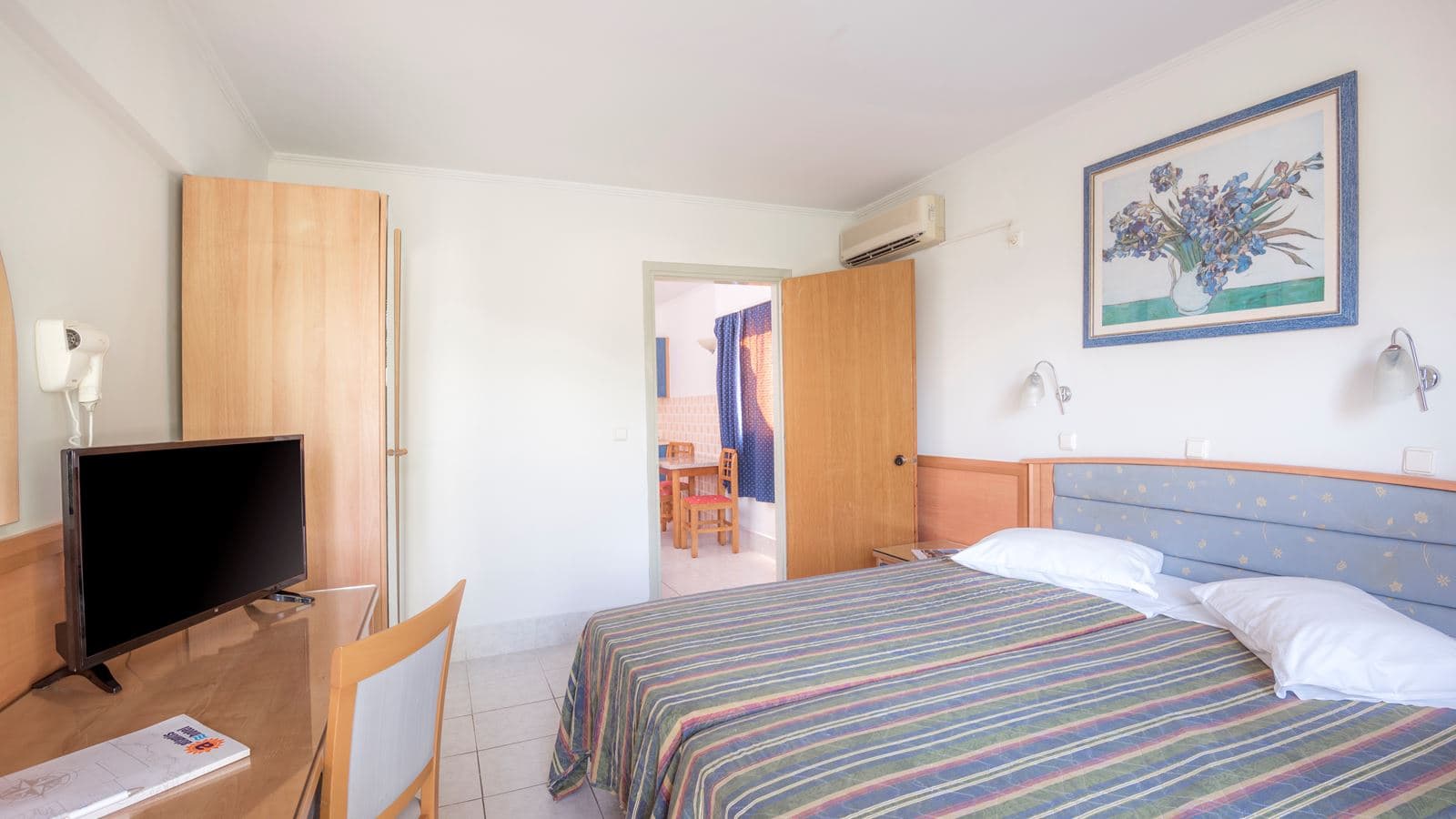 rooms-family-room-1-bedroom-balcony-or-terrace