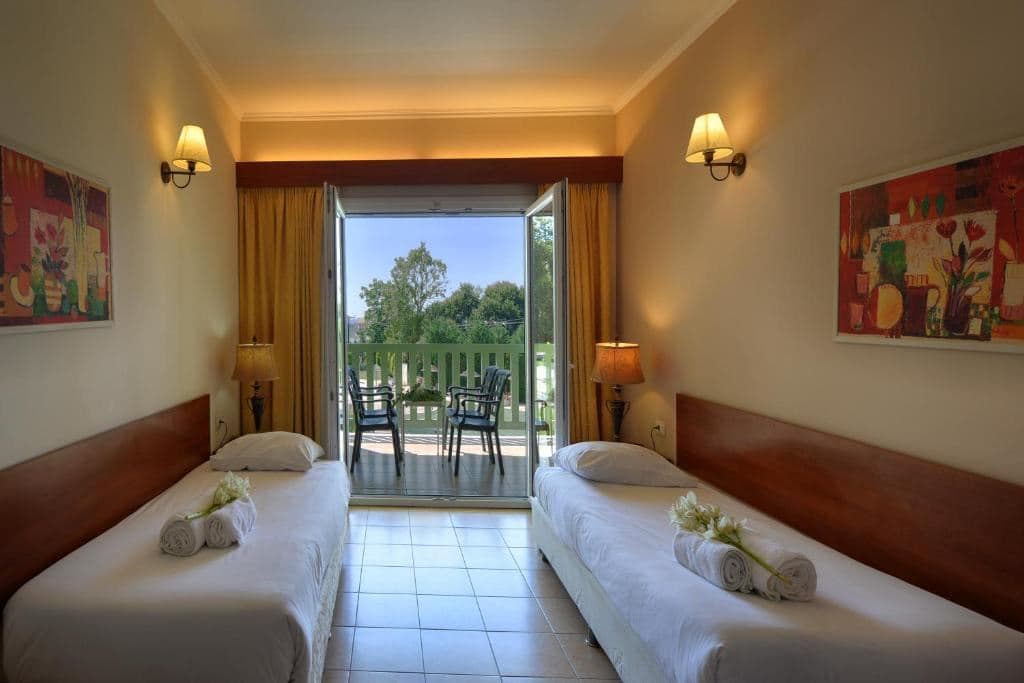 rooms-family-pool-view