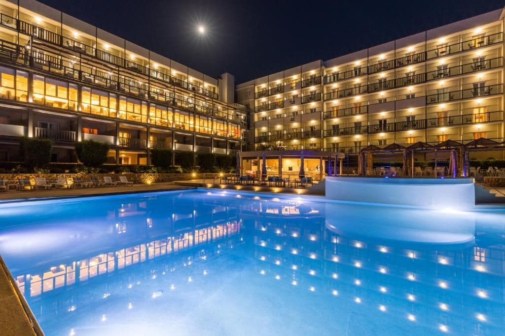 restaurants-pool-bar