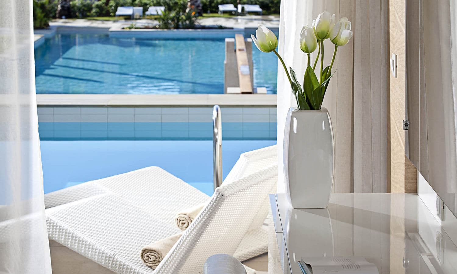 rooms-deluxe-room-private-pool