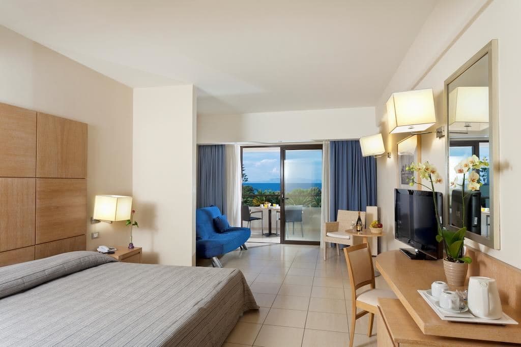 rooms-family-room-openplan-sea-view