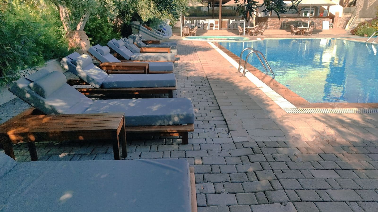 bars-lili-pool-bar