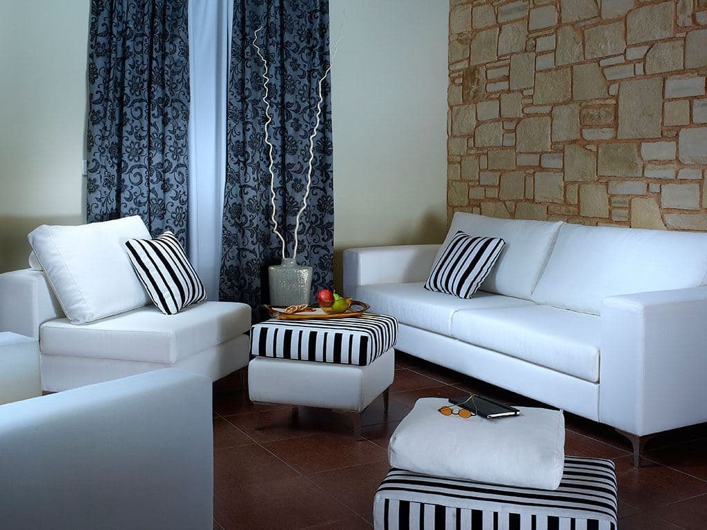 rooms-family-suite-one-separate-bedroom