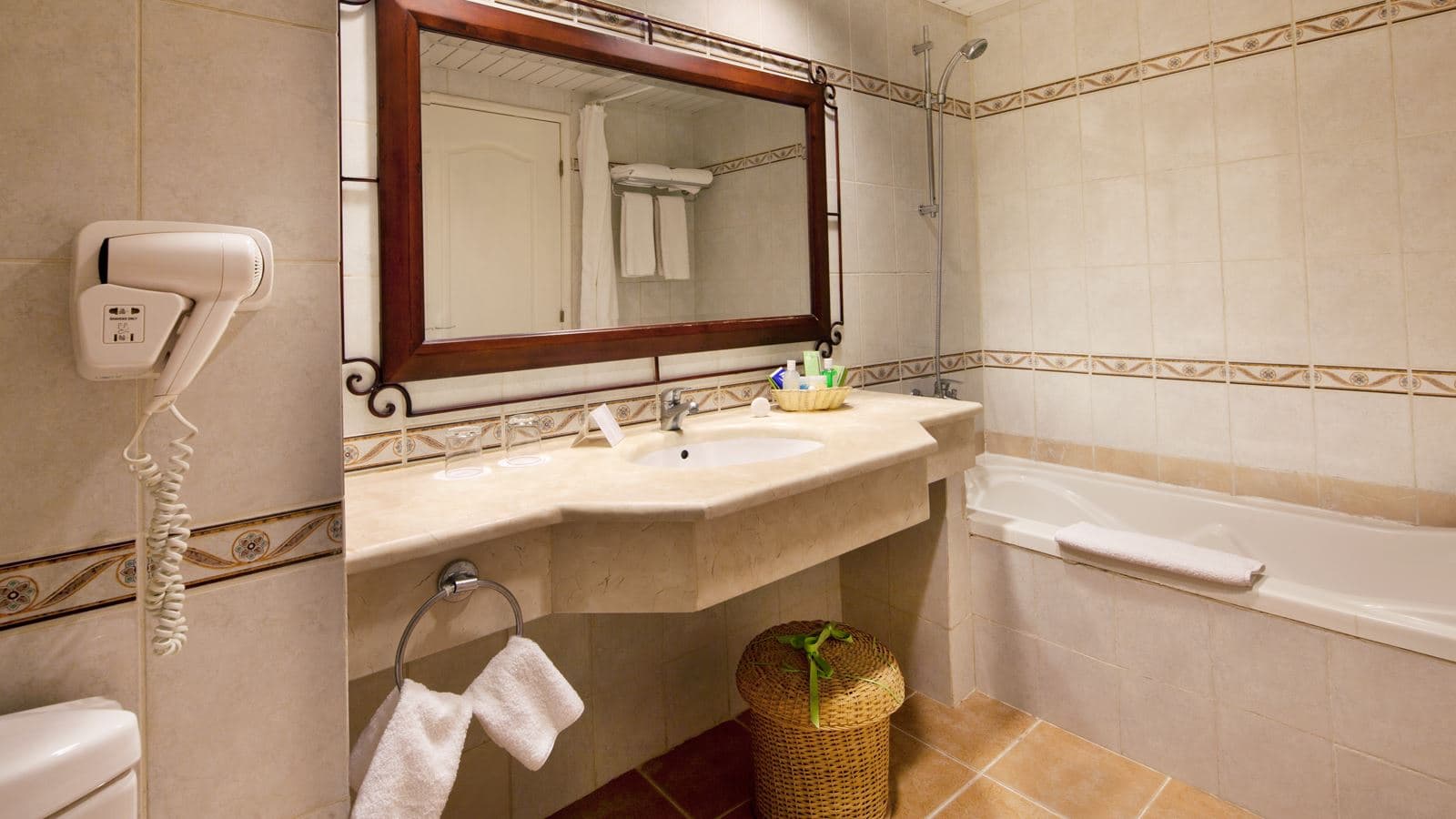 rooms-deluxe-room