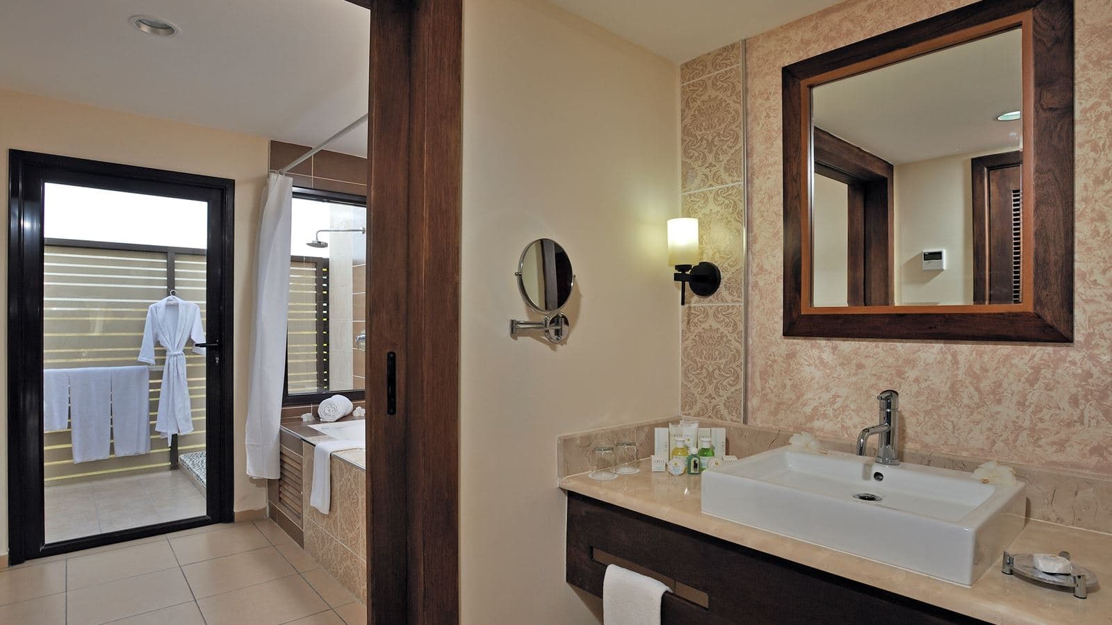rooms-the-level-junior-suite