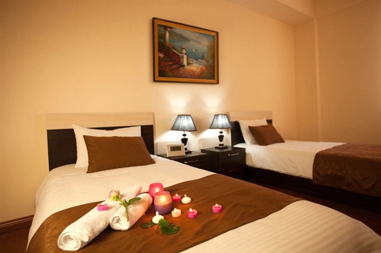 rooms-thee-bedroom-suite