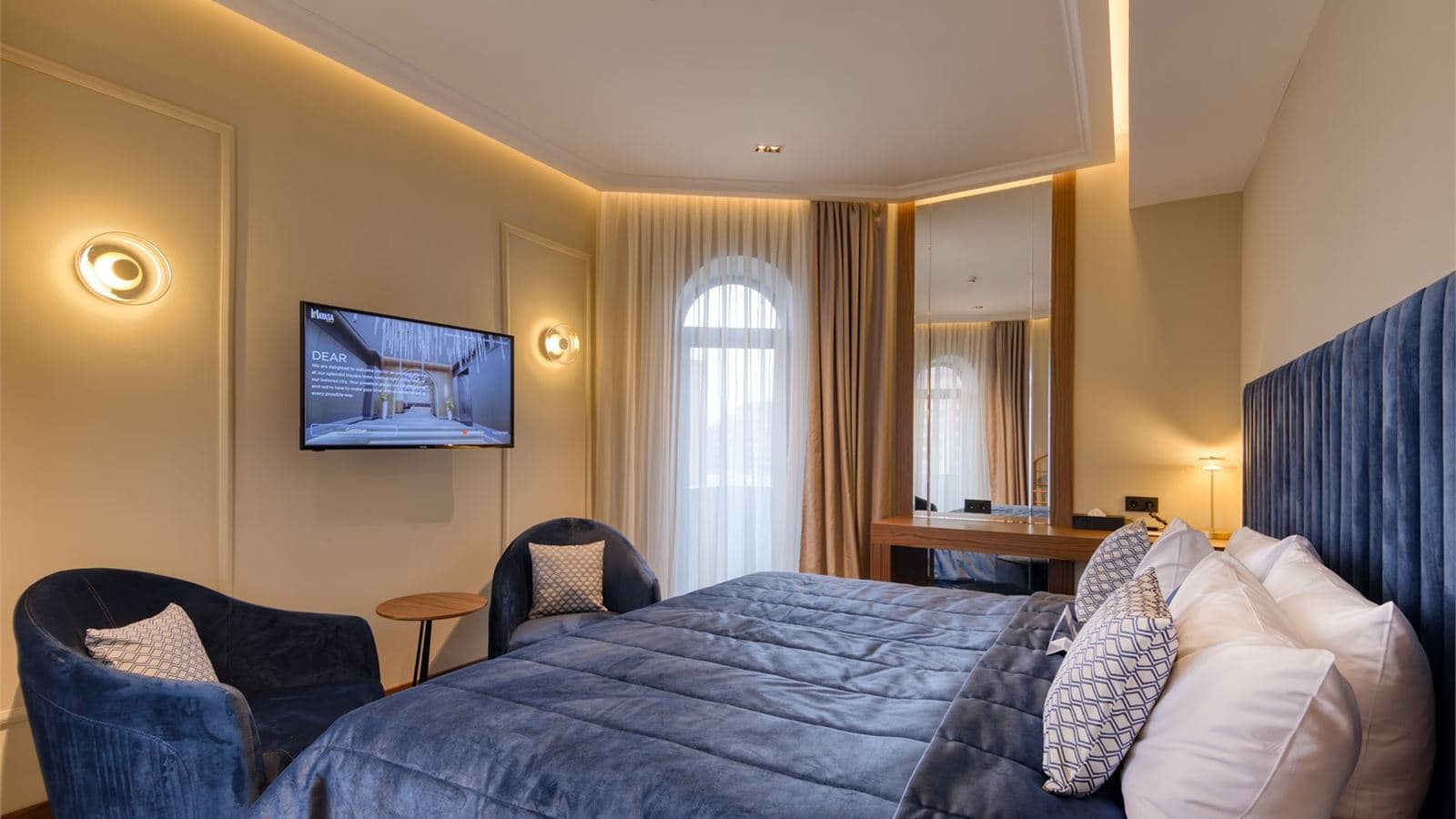 rooms-leo-suit