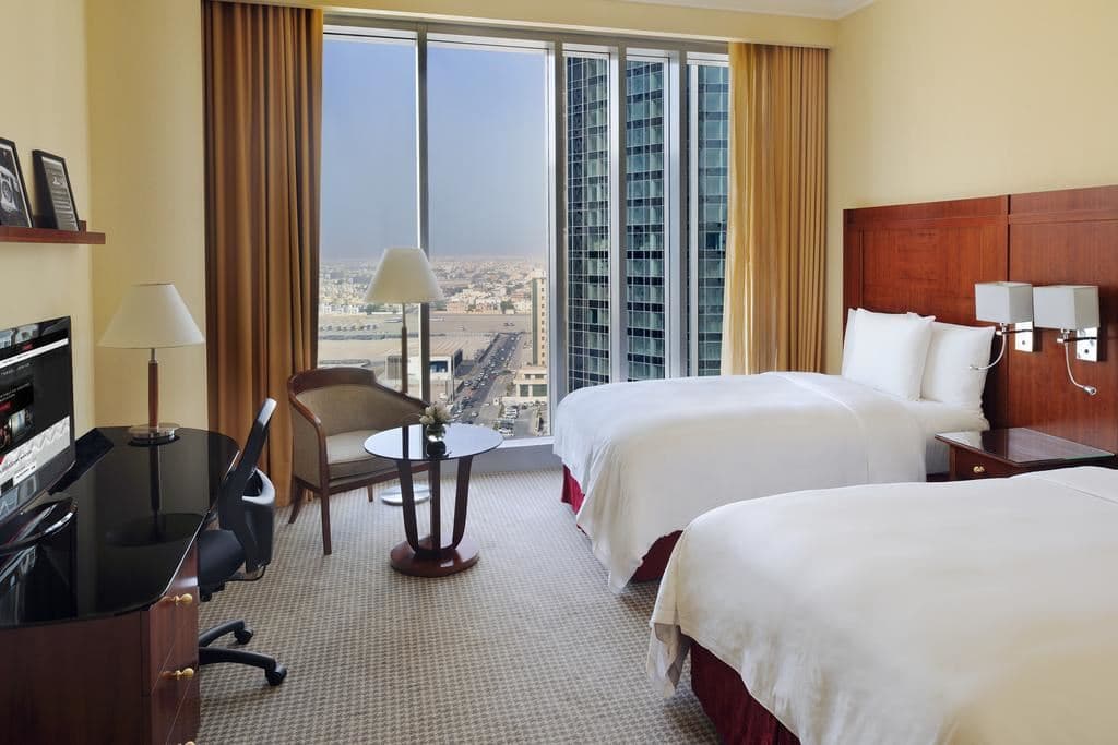rooms-deluxe-room-king-room