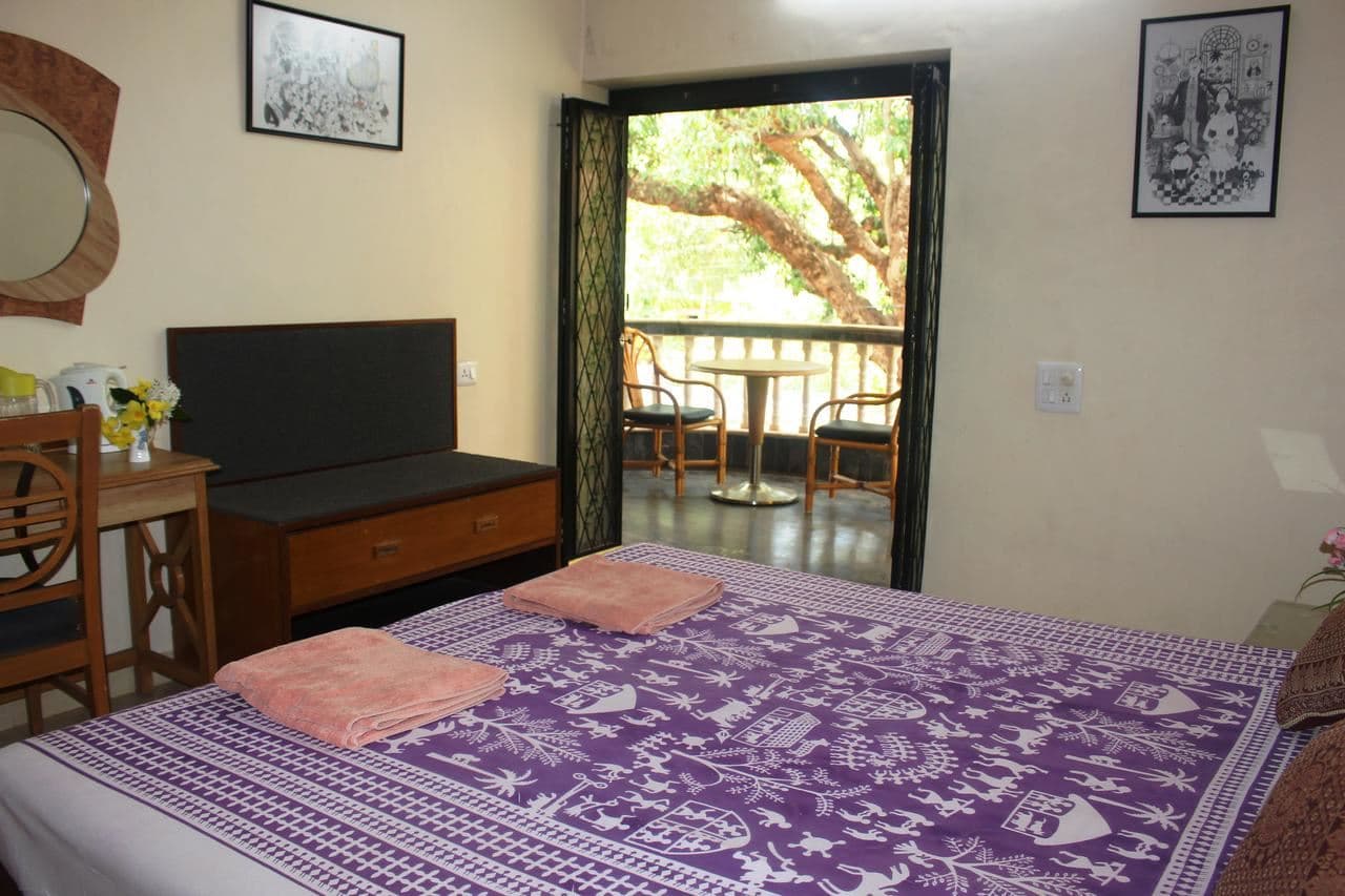 rooms-deluxe-ac-room