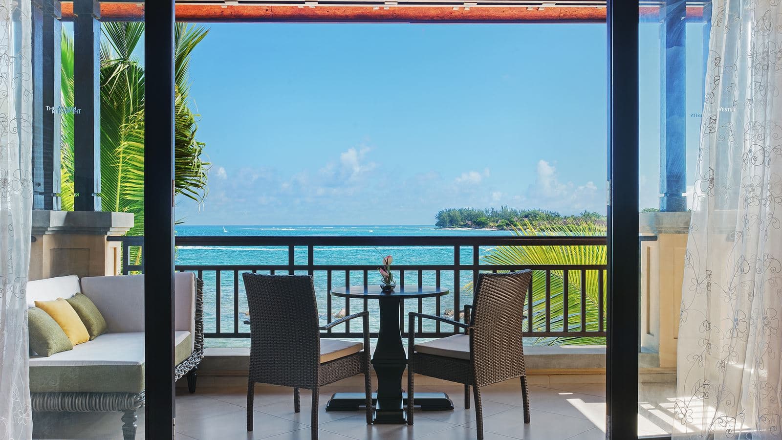 rooms-beachfront-suite