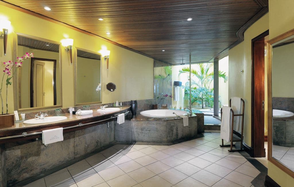 rooms-senior-suite-beachfront