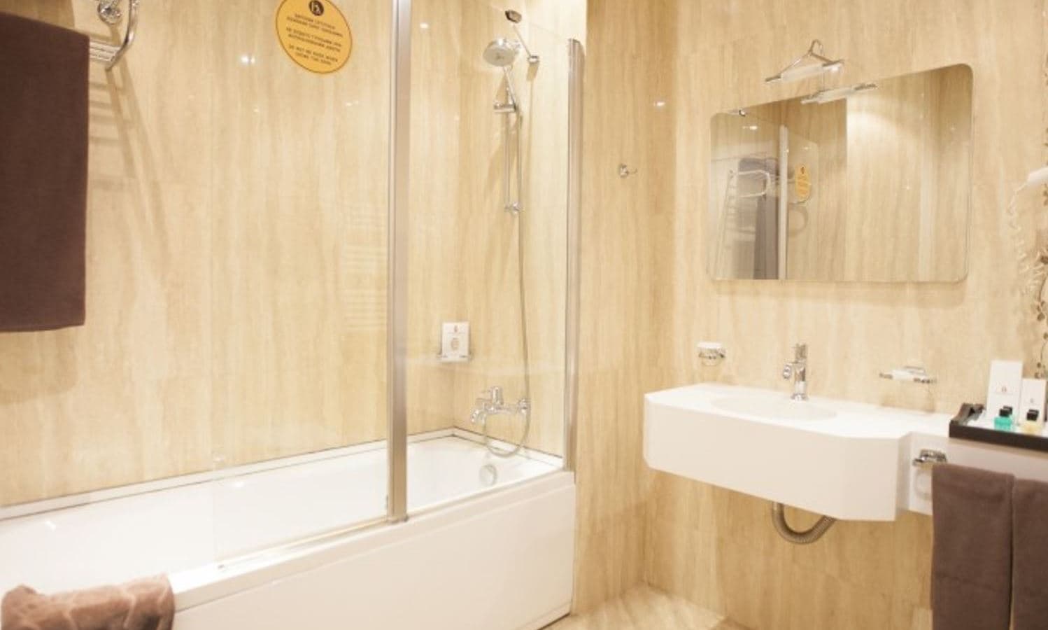 rooms-deluxe-suite