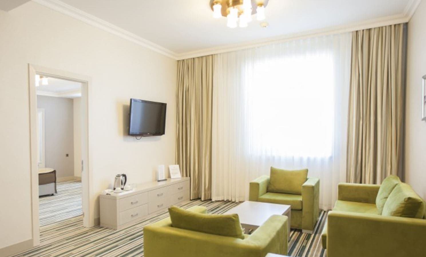 rooms-deluxe-suite