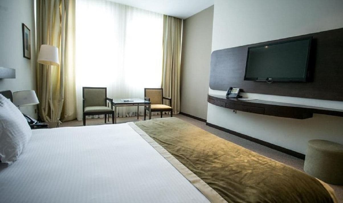 rooms-suvar-suite
