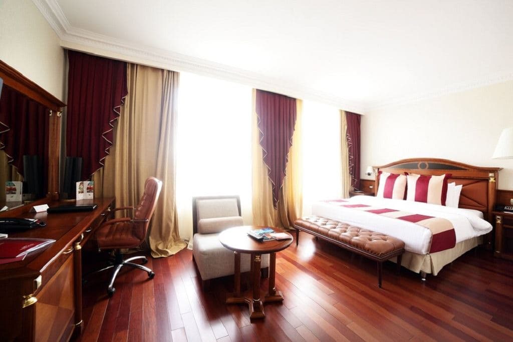 rooms-club-room