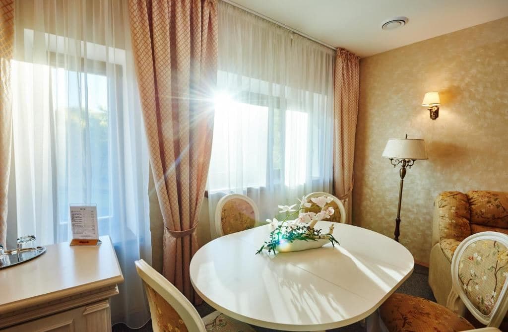 rooms-luxe-suite