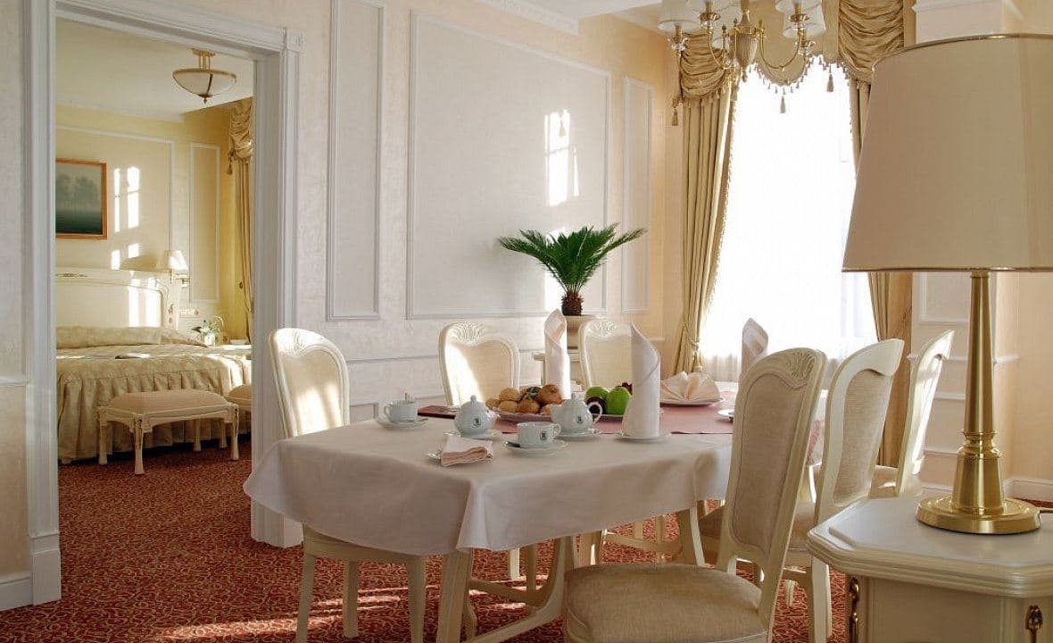 rooms-business-suite-city-hall-view