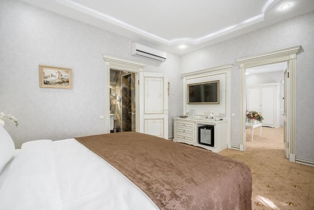 rooms-luxury-room