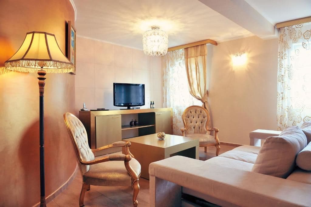 rooms-executive-suite-separate-bedroom