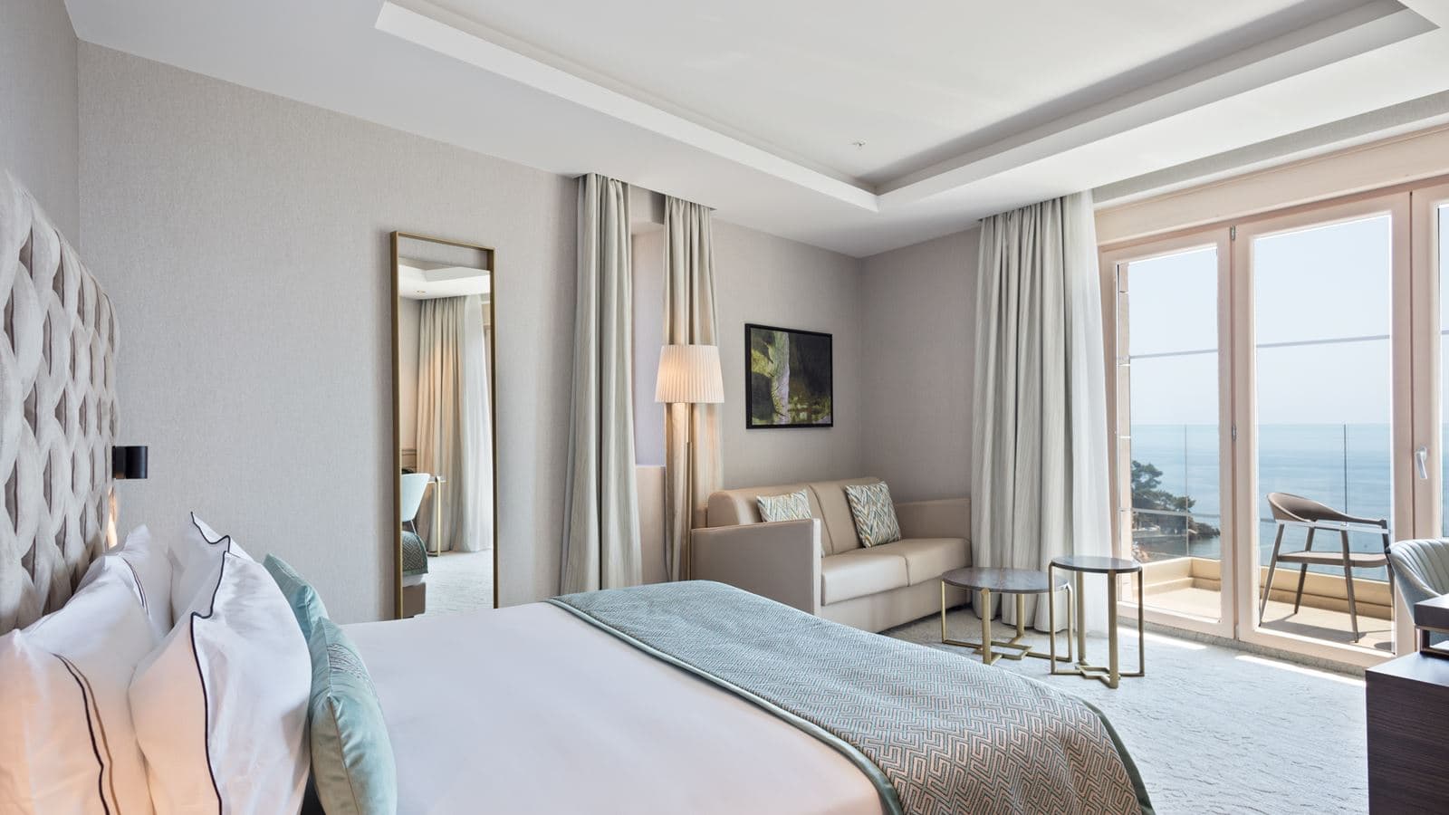 rooms-deluxe-room-front-sea-view