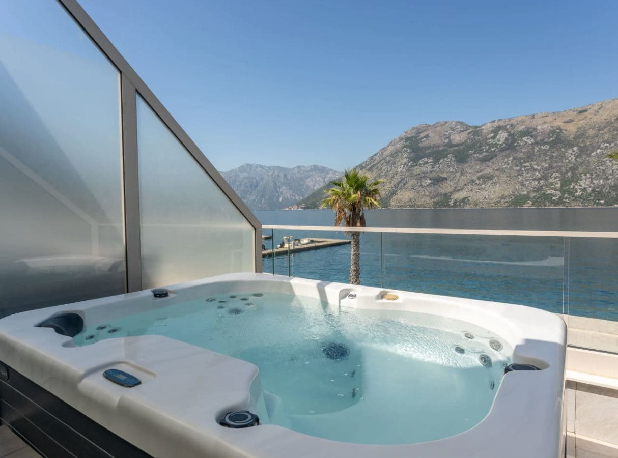 rooms-1-king-bed-sea-view-with-hot-tub-deluxe