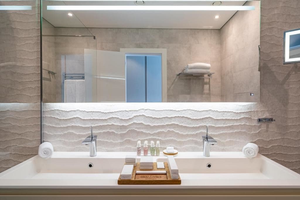 rooms-luux-room-land-view