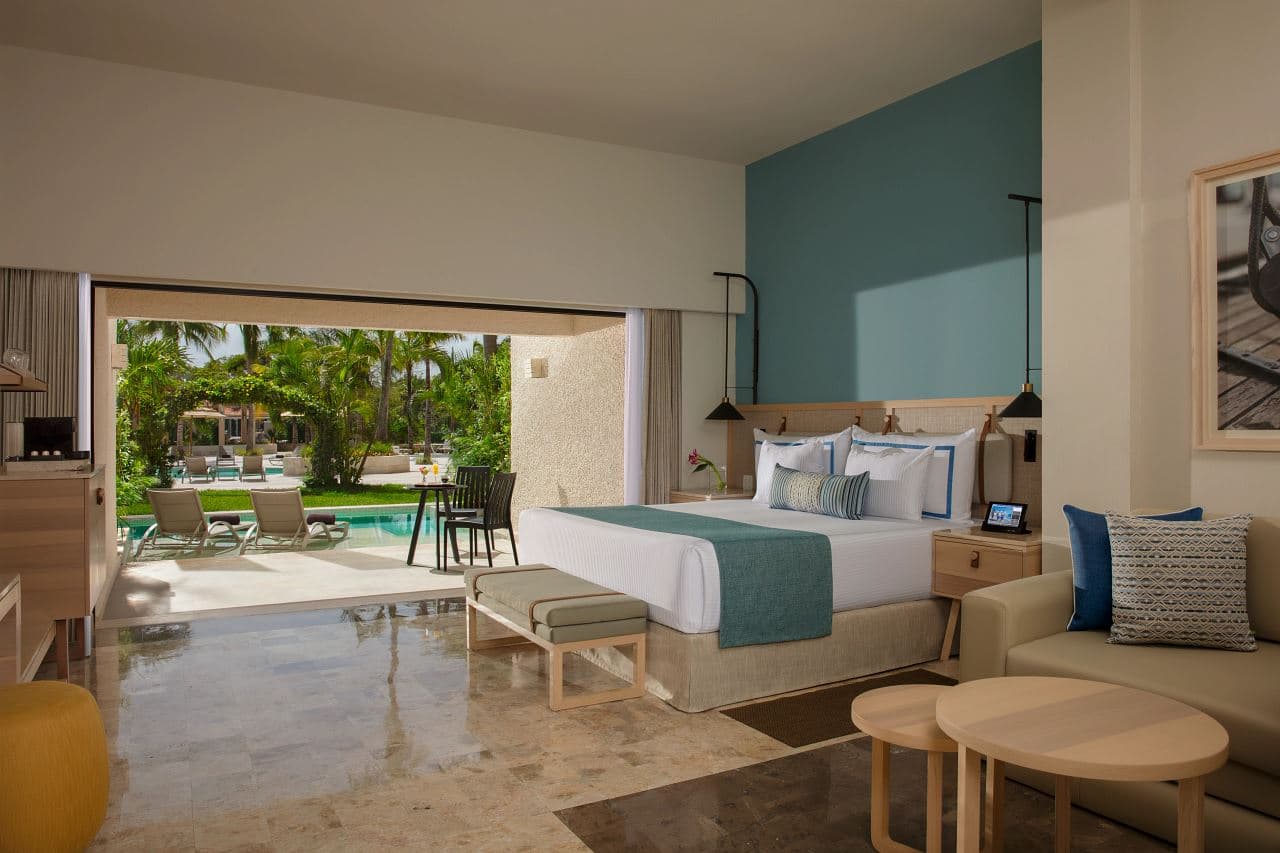 rooms-deluxe-swim-out