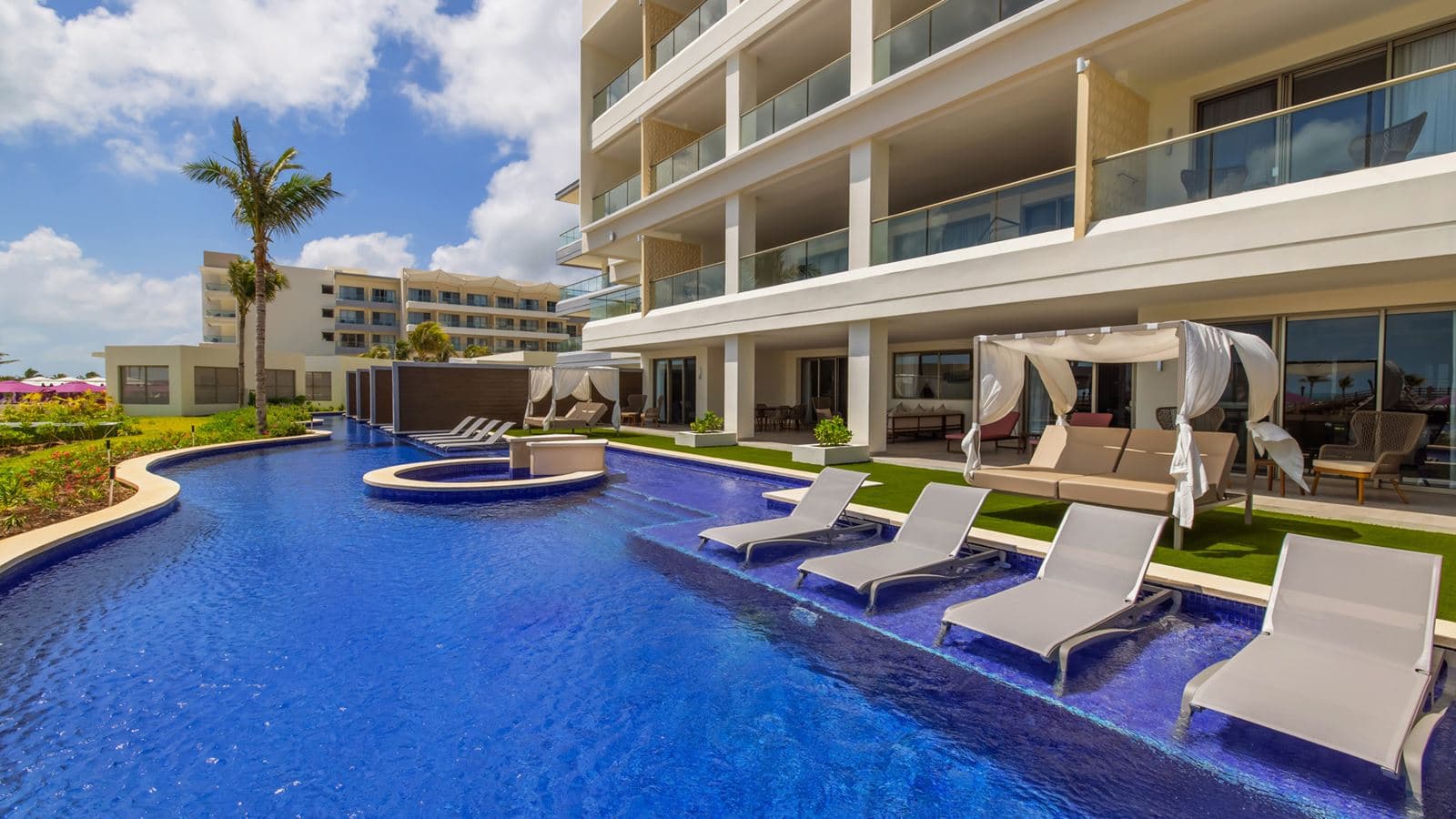 rooms-star-class-producers-two-bedroom-suite-swim-up
