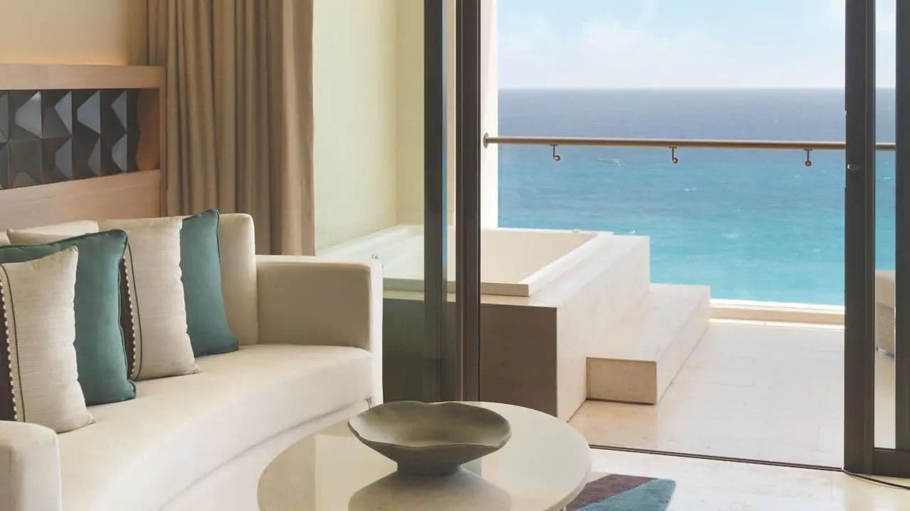 rooms-turquoize-sky-ocean-front-master-suite-adults-only-18+