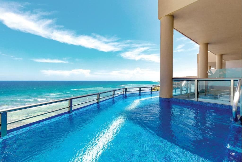 rooms-oceanfront-swim-up-suite