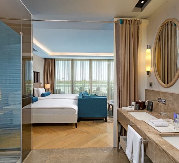 DELUXE ROOM PARTIAL SEA VIEW Номера
