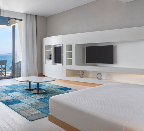 King Deluxe Room with Terrace & Partial Sea View Номера