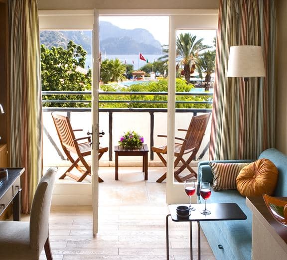 DELUXE ROOM SEA VIEW WITH BALCONY Номера