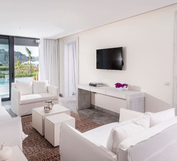 PREMIER SUITE DIRECT POOL ACCESS Номера