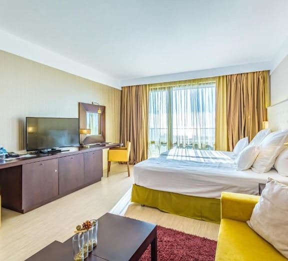 DOUBLE DELUXE ROOM (POOLVIEW, BALCONY) Номера