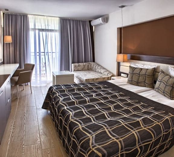 DELUXE ROOM (SEA VIEW, BALCONY) Номера