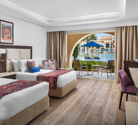 DELUXE ROOM POOL VIEW Номера