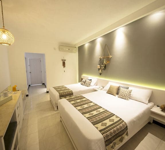 TRIPLE TROUBLE ROOM GARDEN/POOL OR SIDE SEA VIEW ROOM Номера
