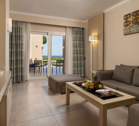 JUNIOR SUITE Pool/Sea View Номера