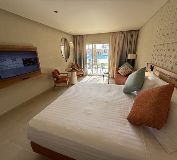 Superior Room with 1 King Bed Pool View Ground Floor (Beach Side) Номера
