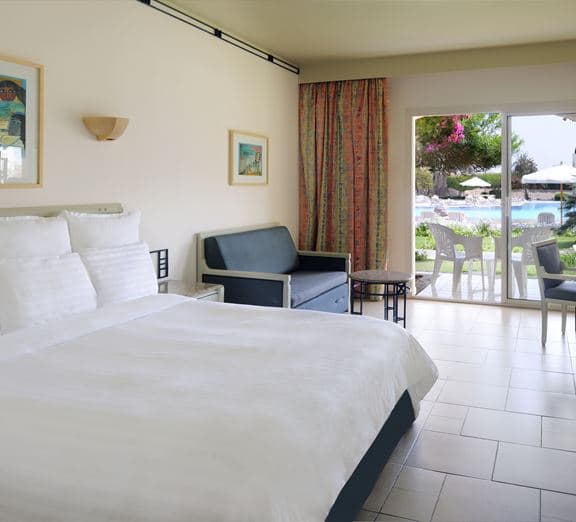 Standard Room With 1 King Size bed  Pool View-Mountain Side Номера