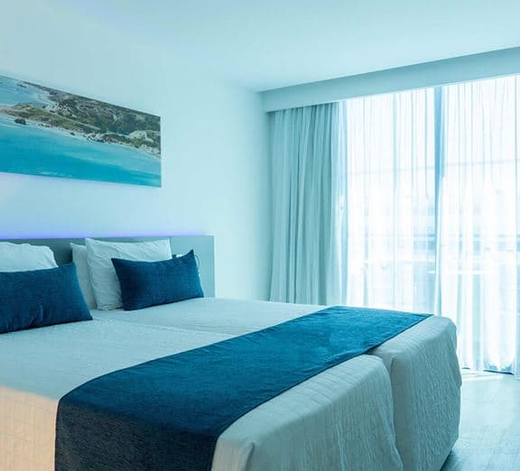 SUPERIOR ROOM (BALCONY) Номера