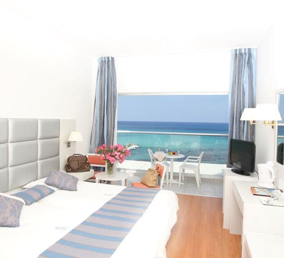 STANDARD ROOM ( LATERAL SEAVIEW BALCONY) Номера