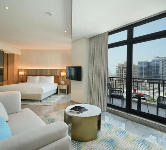 GUEST ROOM WITH BALCONY – KING BED Номера